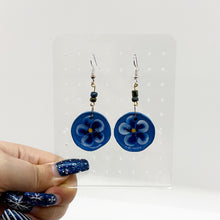 Load image into Gallery viewer, Flower Plate Earrings