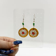 Load image into Gallery viewer, Flower Plate Earrings
