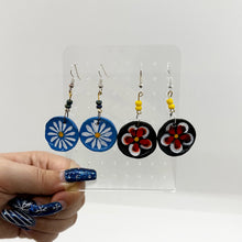 Load image into Gallery viewer, Flower Plate Earrings