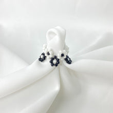 Load image into Gallery viewer, Black and white beaded flower ring 