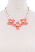 Load image into Gallery viewer, Flower And Pearl Necklace Set