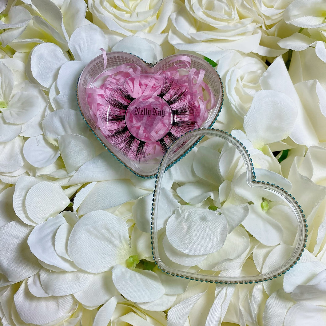 3d mink eyelashes in a heart shaped box
