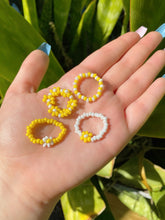 Load image into Gallery viewer, Yellow Flower Beaded Ring Set