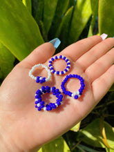 Load image into Gallery viewer, Dark Blue Flower Beaded Ring Set